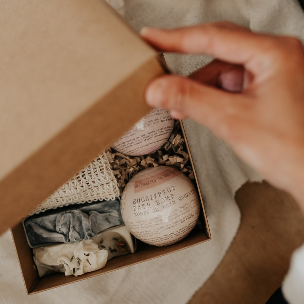 Gift Box: 2 Soap Bars + 2 Bath Bombs + 1 Soap Saver Bag - Made in Canada