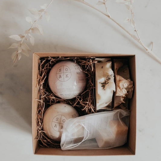 Gift Box: 2 Soap Bars + 2 Bath Bombs + 1 Soap Saver Bag - Made in Canada